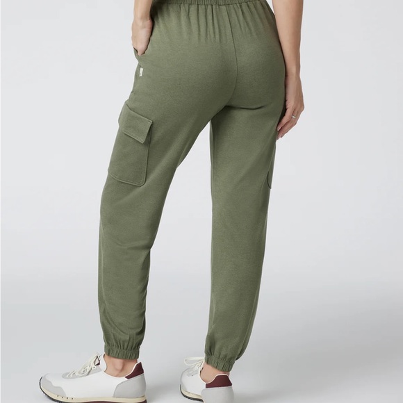 Vuori Women’s Boyfriend Cargo Joggers Dark Metal NWT - Picture 3 of 4